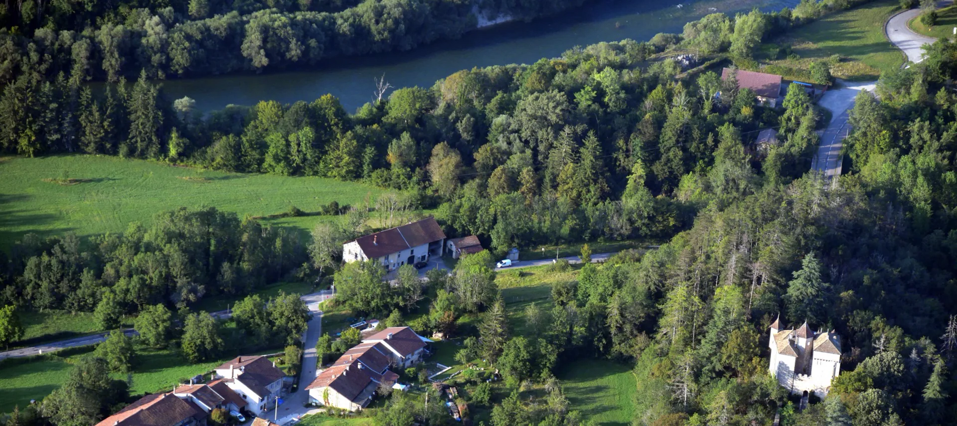 La vallée de l'Oignin et le château de Coiselet vus du ciel